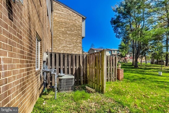 Building Photo - 906 West Side Dr