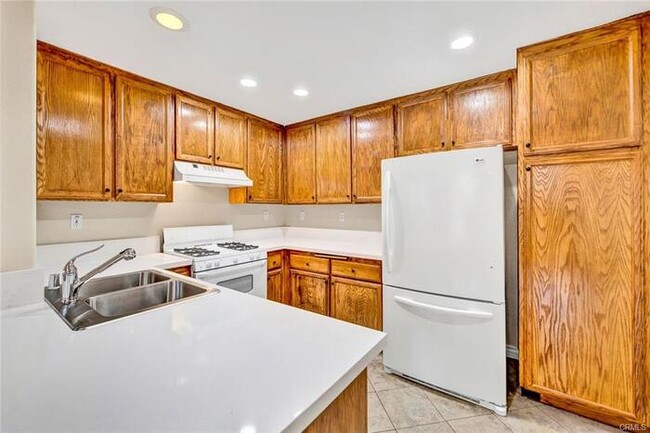 Building Photo - 2038 S Bon View Ave