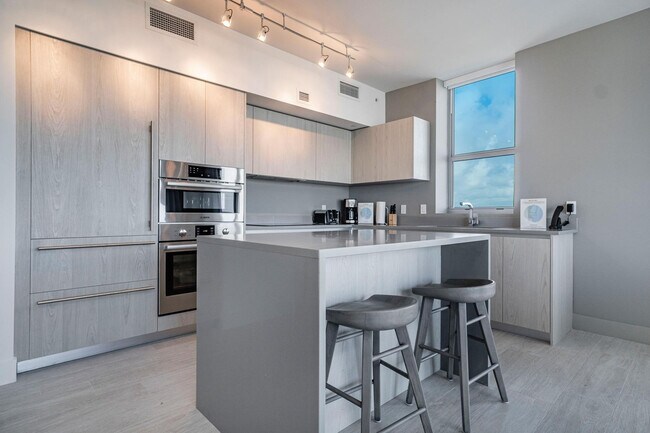 Building Photo - 2721 Hallandale Beach Blvd