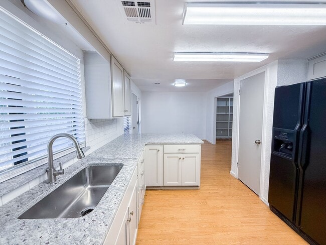 Building Photo - Beautifully Updated 4 Bedroom 2 Bathroom i...