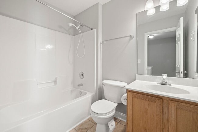 Building Photo - Newly remodeled townhome