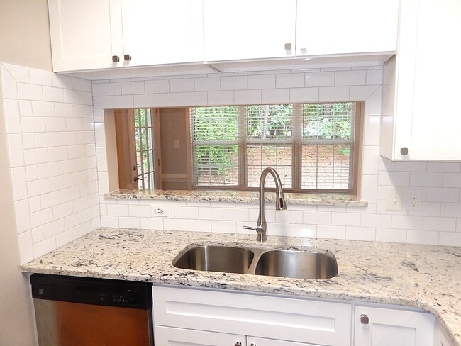 Building Photo - 211 Bridgepath Dr