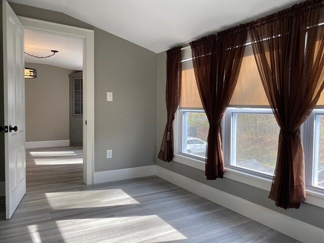 Building Photo - 33 Maple St