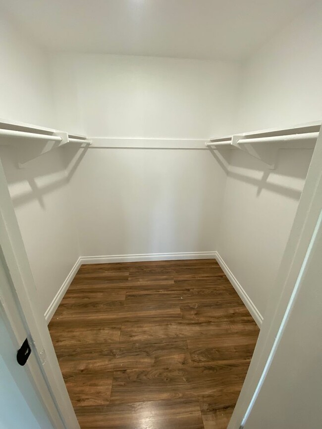 Building Photo - Spacious 2-Bed Townhome Near Everything Yo...