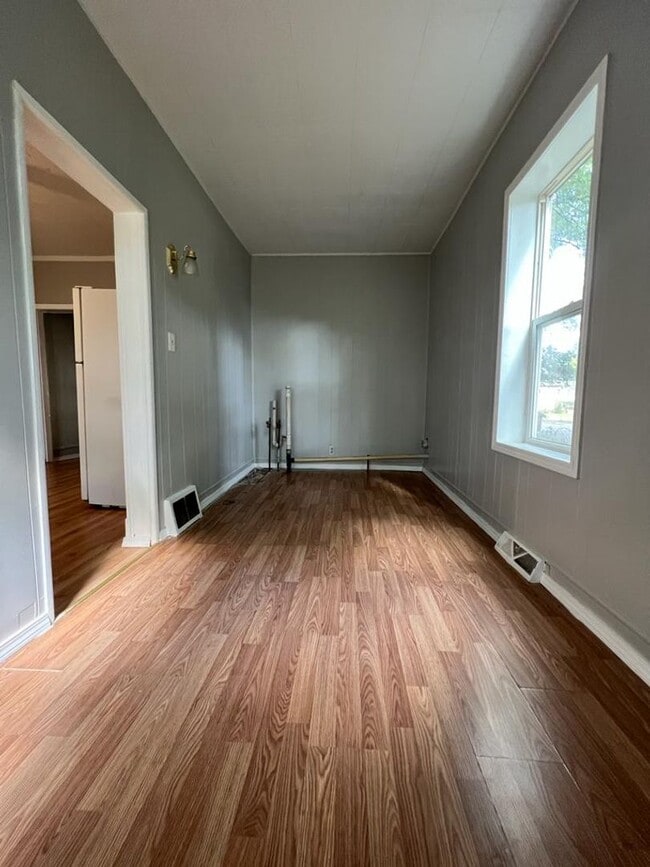 Building Photo - 415 E Broadway St