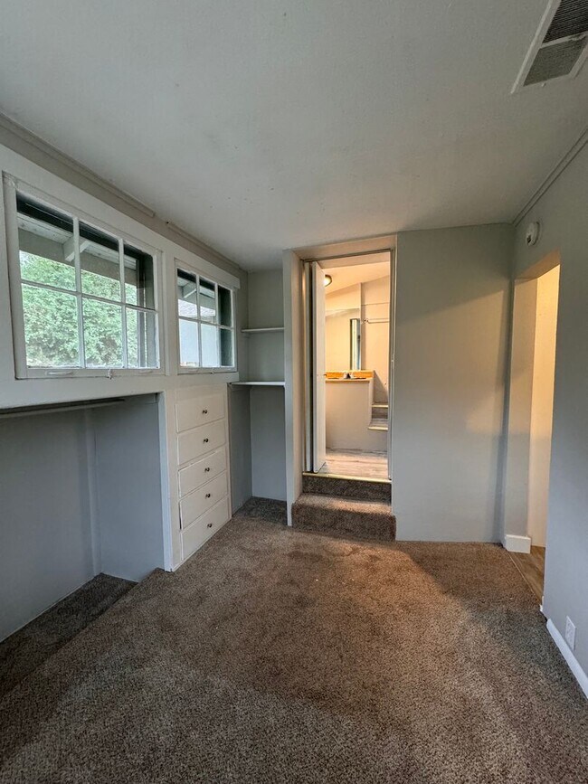 Building Photo - Manitou Springs Living!! 1 Bed 1 Bath Avai...