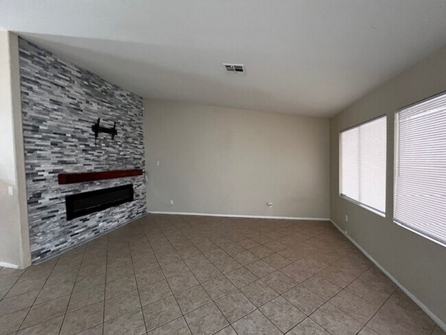 Building Photo - Stylish & Solar-Powered 5-Bed Gem with Vau...