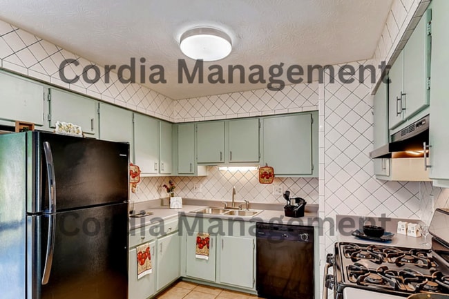 Building Photo - 3 Bedroom 1.5 Bathroom Home available now