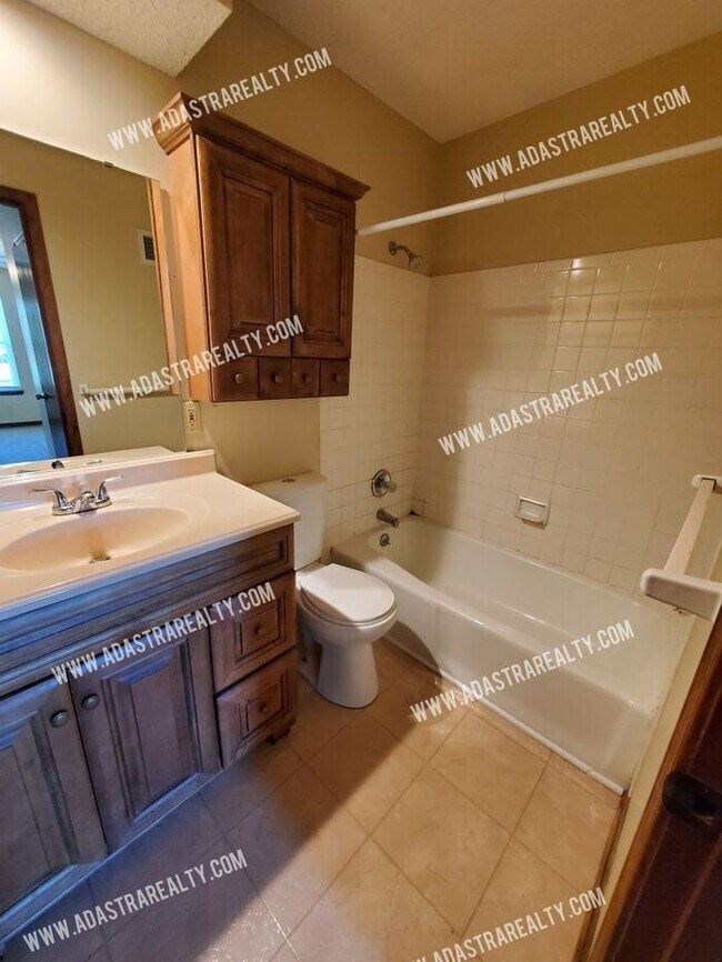 Building Photo - Spacious Duplex in Blue Valley-Available N...