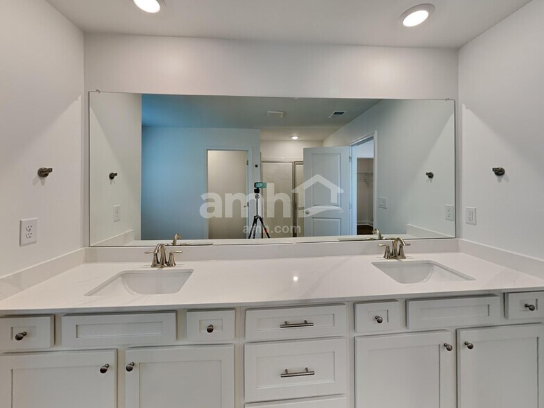 Building Photo - 1031 Highland Walk