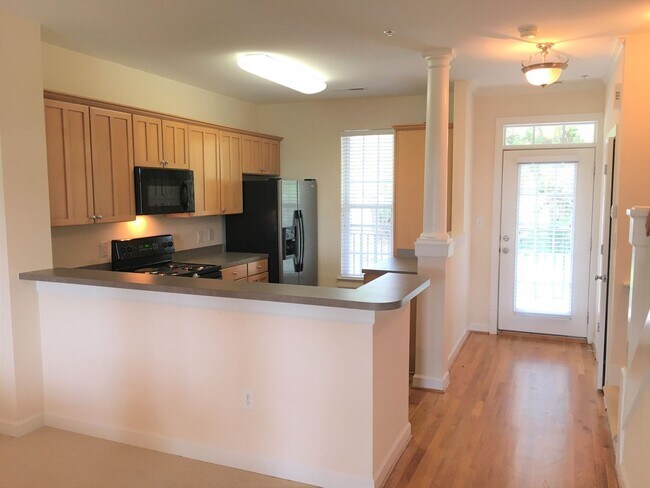 Building Photo - Wonderful location and features for this s...