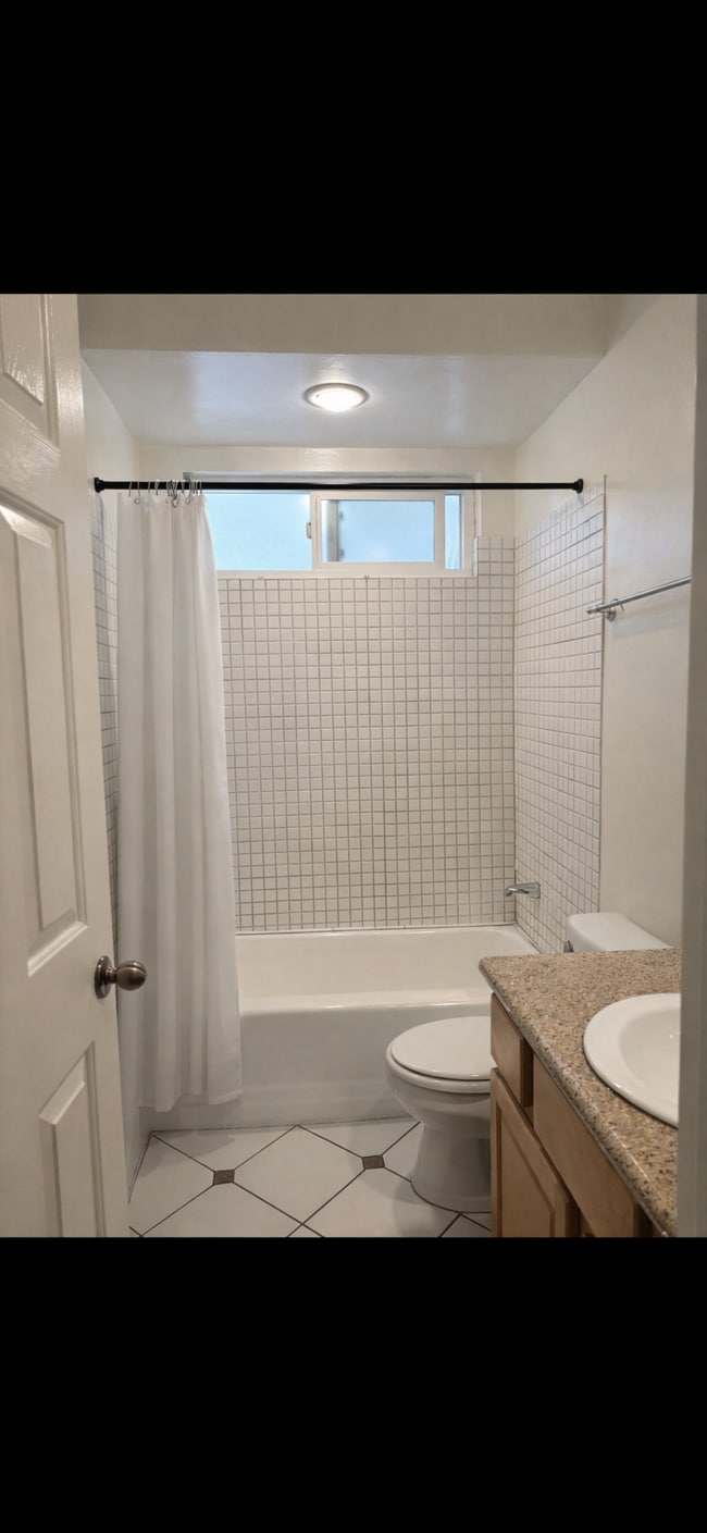 Building Photo - 11646 Chenault St