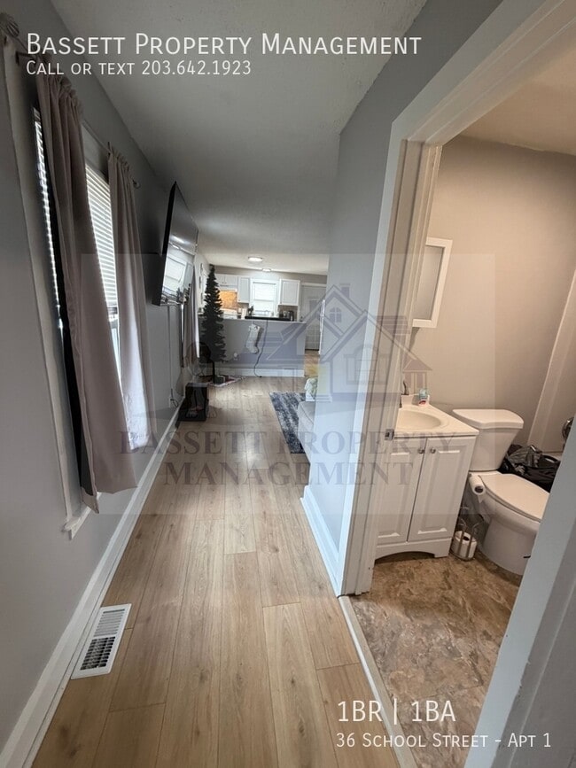 Building Photo - 36 School St