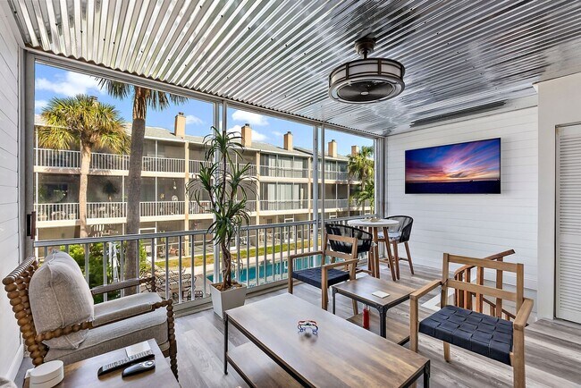 Building Photo - Impeccably Furnished Annual Rental Townhom...