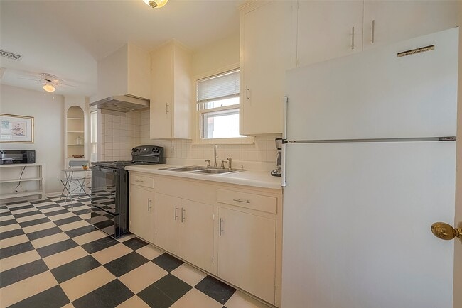 Building Photo - 1558 1/2 Castle Ct