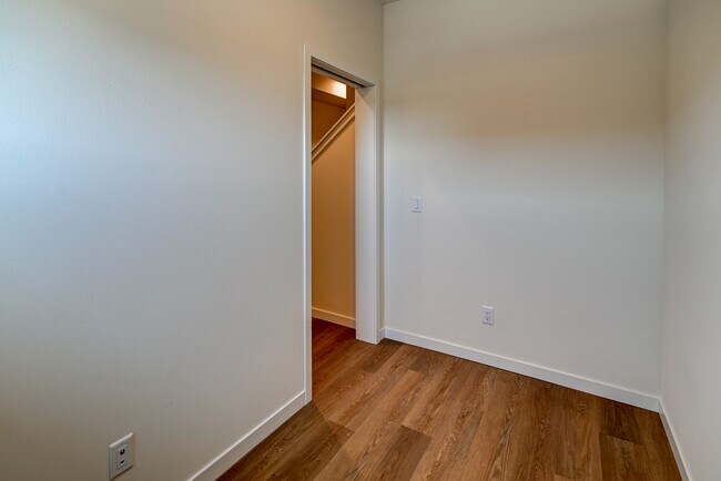 Building Photo - 4873 Lacy Rd