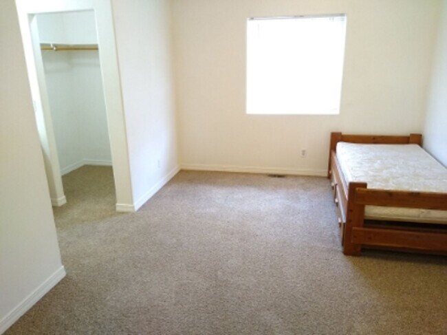 Building Photo - Cozy Student Housing! Private Rooms Available with Private Bathroom!