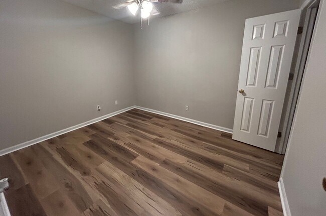 Building Photo - Charming 2 Bedroom Duplex in Ladson