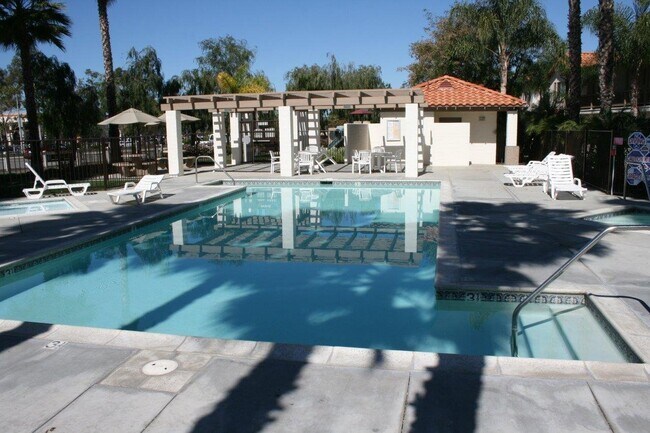 Building Photo - Highly Sought-After 3 Bed / 2.5 Bath Ranch...
