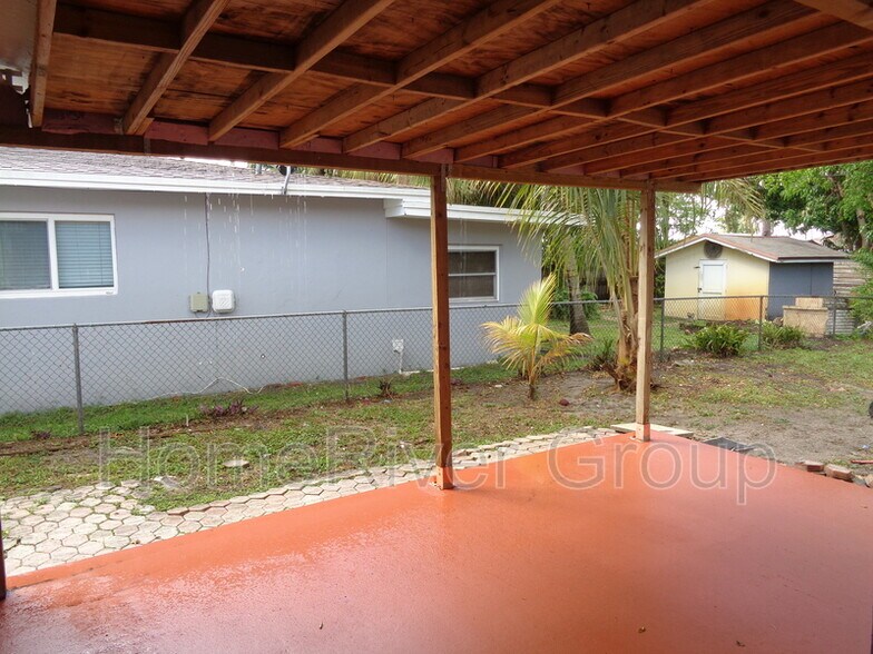 Building Photo - 665 NE 39th St