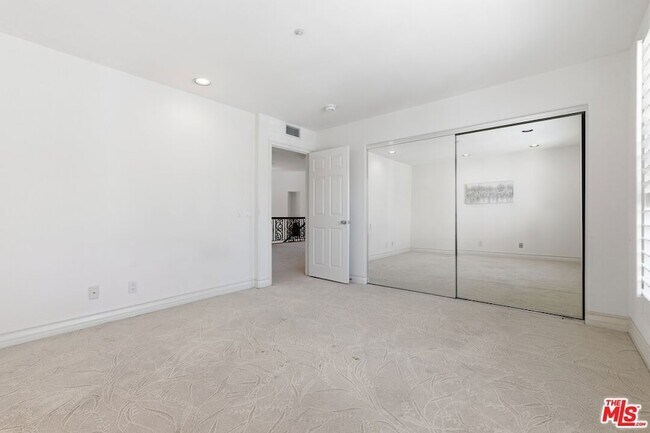 Building Photo - 6003 County Oak Rd