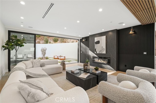 Building Photo - 4551 Alonzo Ave