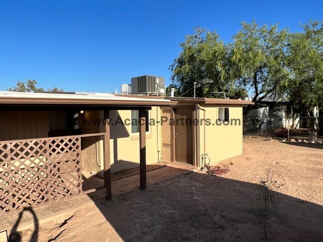 Building Photo - Centrall Located Two Bedroom Home
