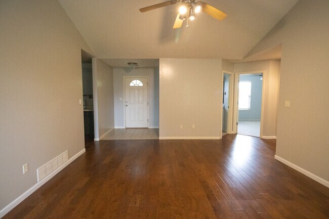 Building Photo - Stunning 3Bed/2BA Home with Dual Living Spaces/Garage