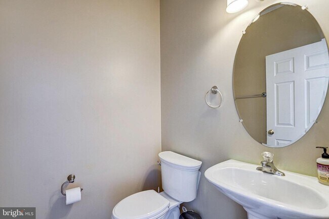 Building Photo - 8535 Wyngate Manor Ct