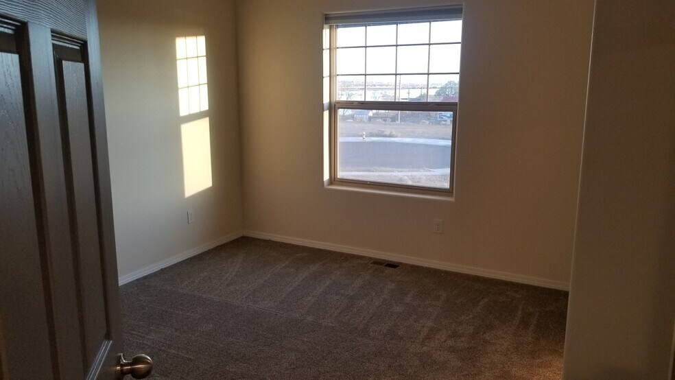 Building Photo - 1412 W Lakeside Dr