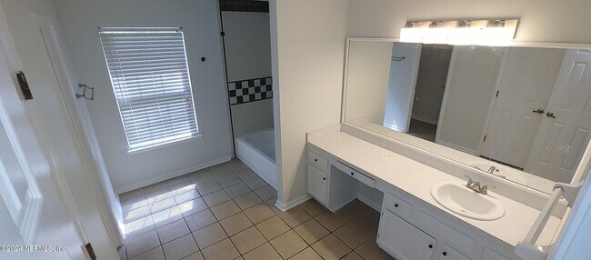 Building Photo - 3559 Pond Ridge Ct W