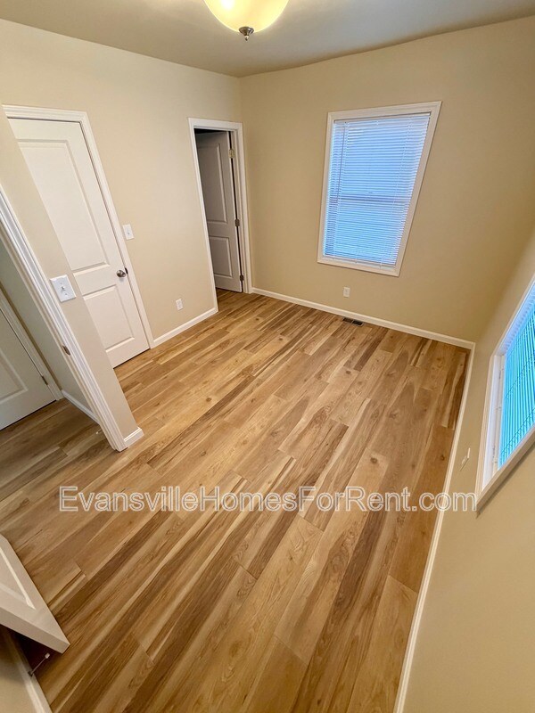 Building Photo - 513 S Kerth Ave