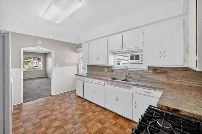 Building Photo - $1450 4 Bedrooms