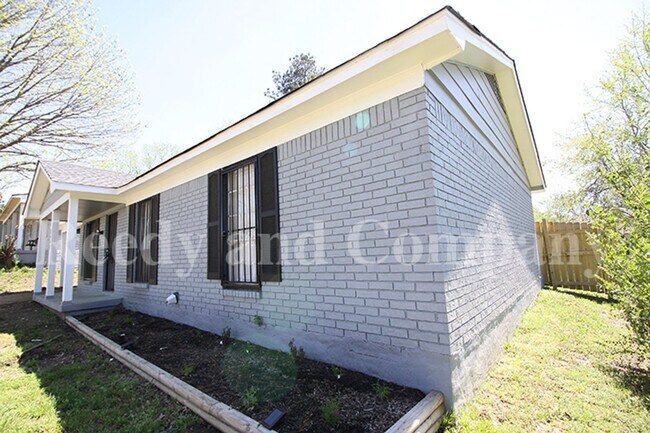 Building Photo - 2447 Wellons Ave