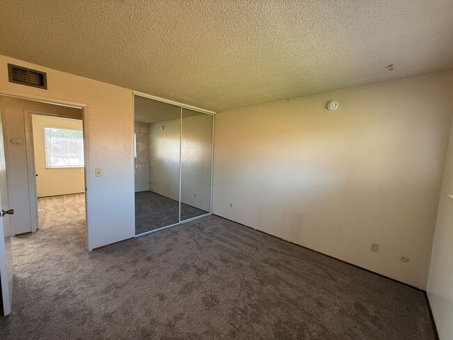 Building Photo - 3 bed 1 bath available in North Highlands!
