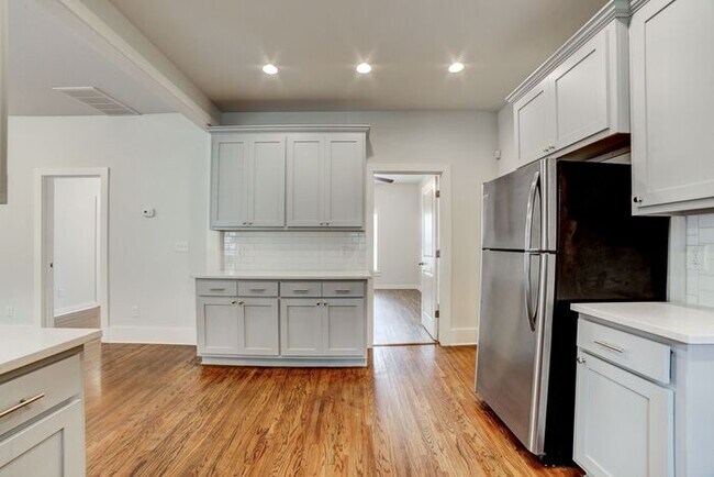 Building Photo - 3/2 Historical Home On Beautiful Main Stre...