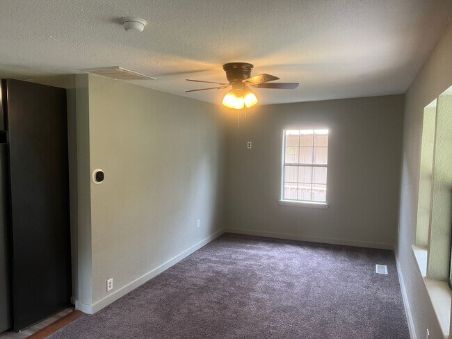 Building Photo - 2 Bed 1 Bath Cottage