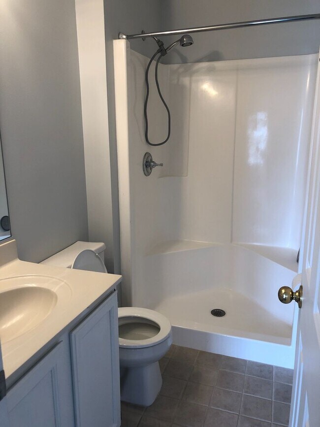Building Photo - Highly desired unit located in Greenbrier ...