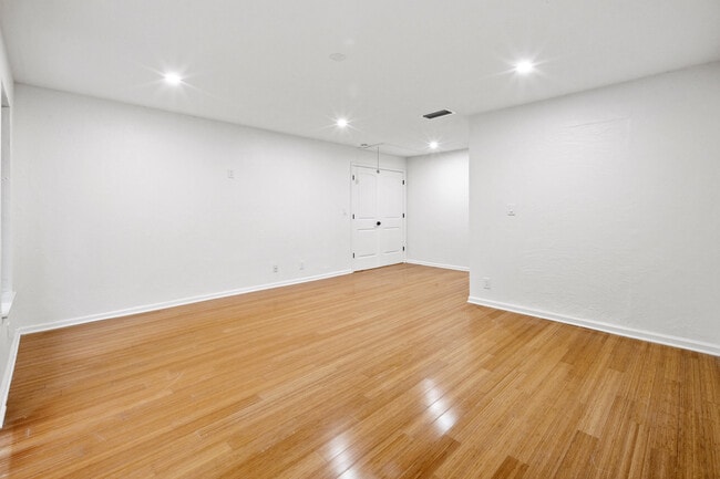 Building Photo - 19 Vía Lago