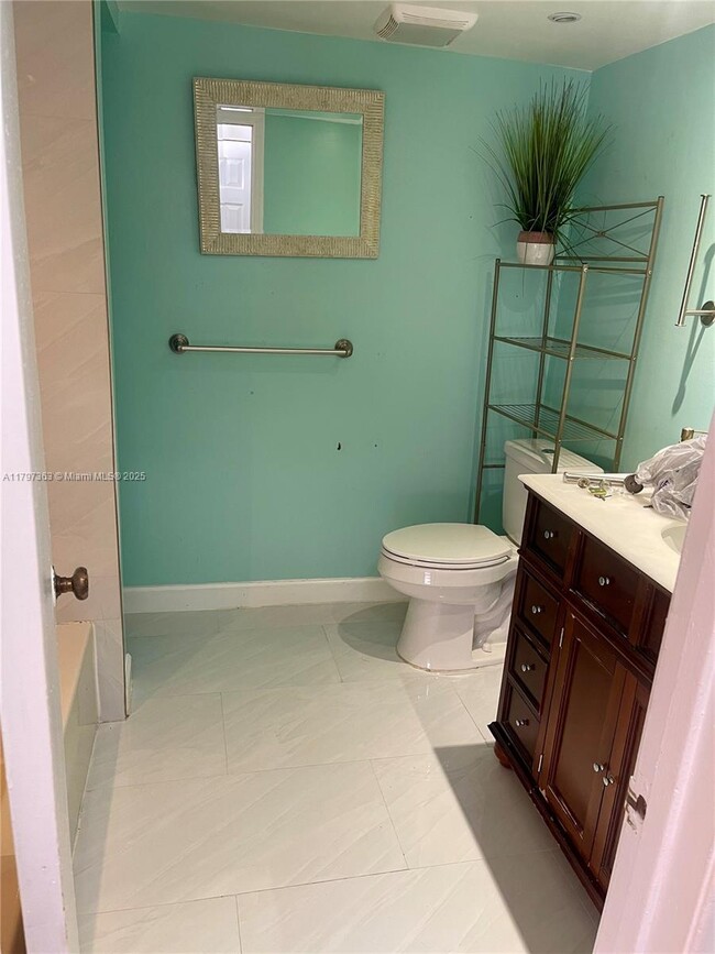 Building Photo - 6695 Racquet Club Dr