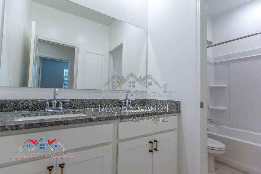 Building Photo - 1146 W Descanso Canyon Dr