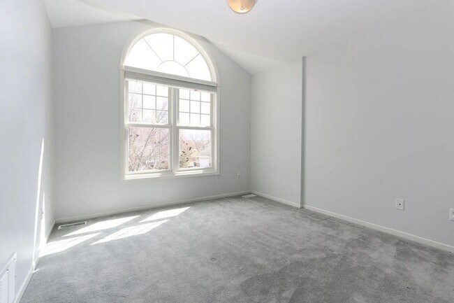 Building Photo - Rare 4 bed singe family super nice luxurio...