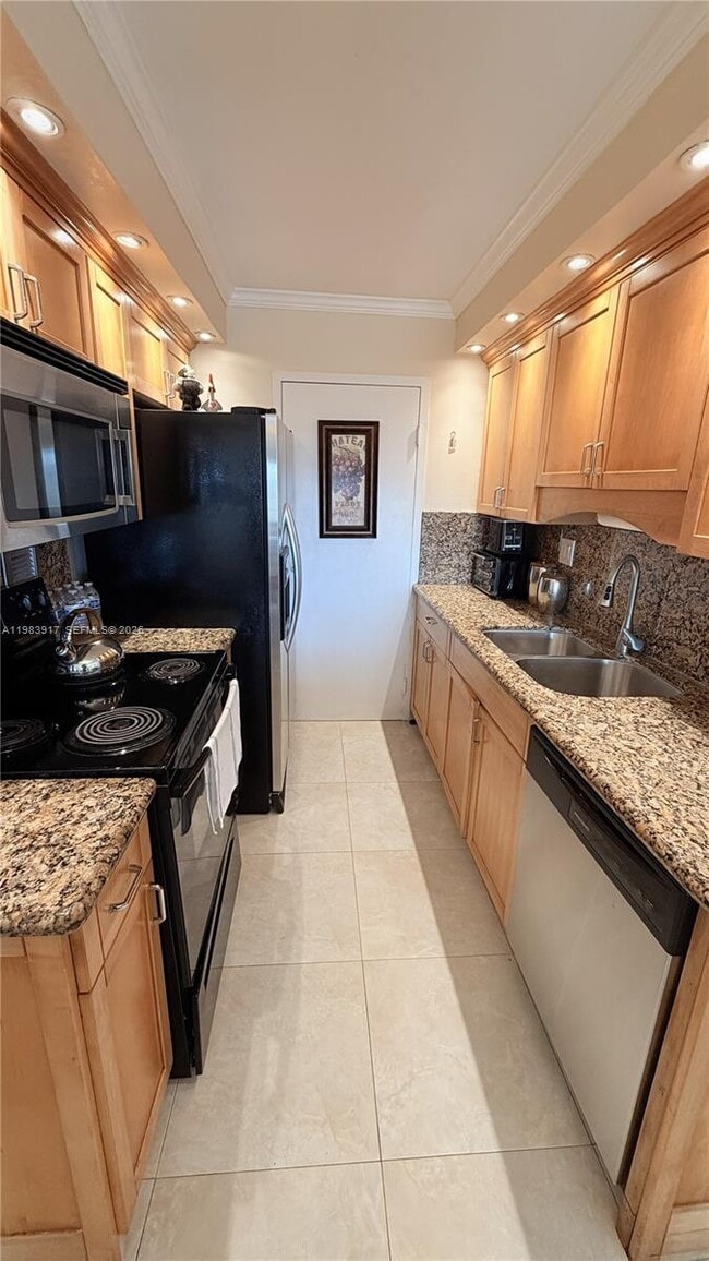 Building Photo - 900 NE 18th Ave