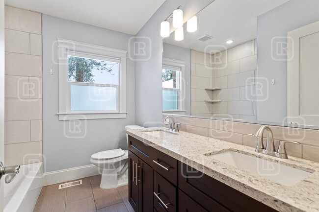 Building Photo - 414 W 29th Ave