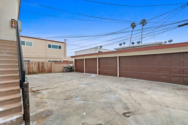Building Photo - Bright Upstairs Apartment in North Long Beach