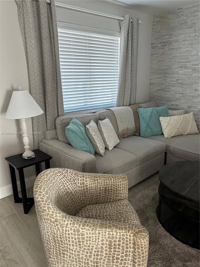 Building Photo - 5555 Ludlam Rd