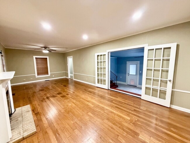 Building Photo - Spacious 3 bedroom with its own micro-park!