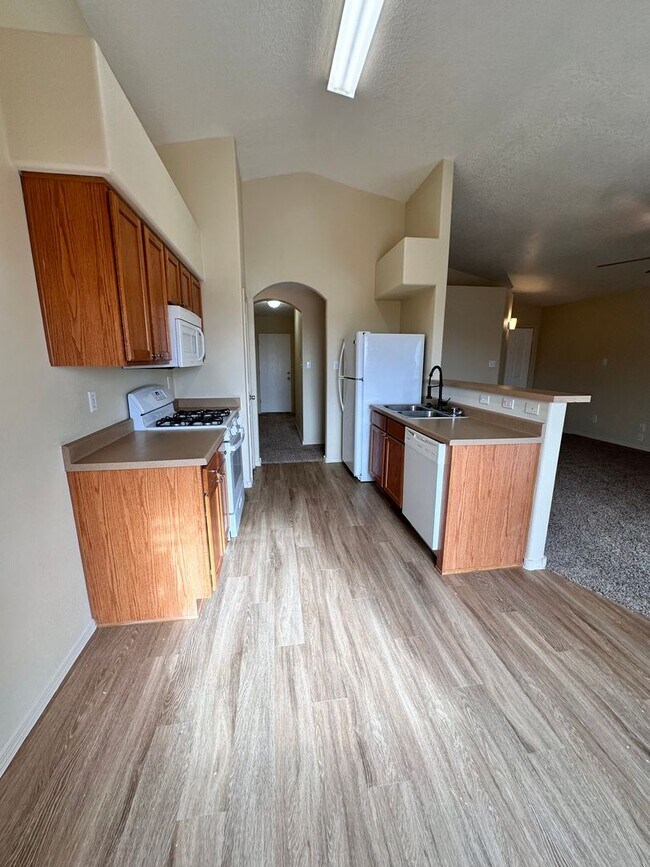 Building Photo - Super cute 3 bed 2 bath home in Huning Ranch