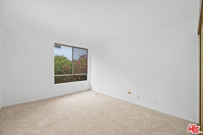 Building Photo - 1340 S Beverly Glen Blvd
