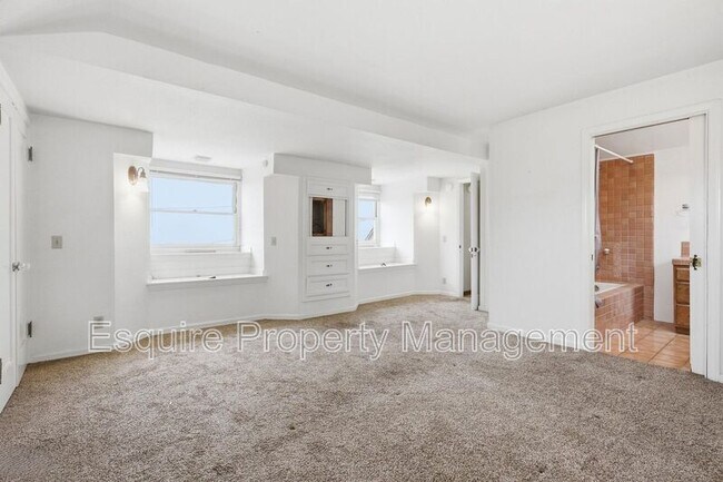 Building Photo - 2381 Hyland Ave